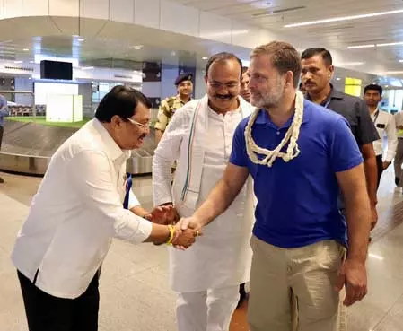 पुणे एयरपोर्ट पर राहुल गांधी का स्वागत, छात्रों की गूंज कार्यक्रम को करेंगे संबोधित पुणे एयरपोर्ट पर राहुल गांधी का स्वागत, छात्रों की गूंज कार्यक्रम को करेंगे संबोधित