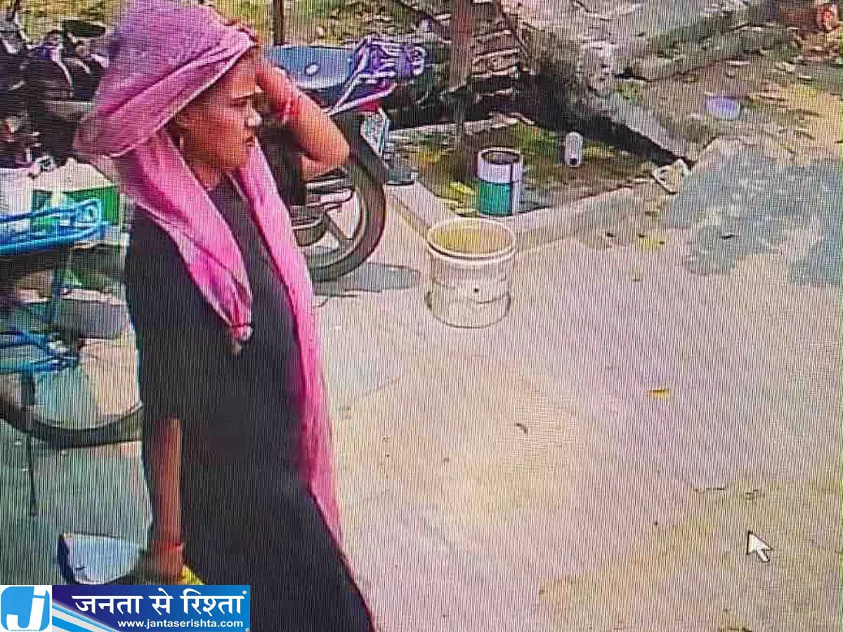 चोरनी का नया तरीका भिखारिन बनकर घर में दाखिल हुई फिर हुई फरार चोरनी का नया तरीका भिखारिन बनकर घर में दाखिल हुई फिर हुई फरार