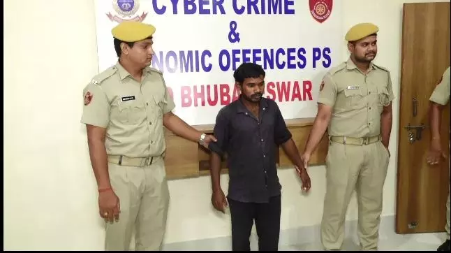 साइबर जालसाजों का नया पैंतरा, देसी शराब हंडिया का दिया लालच साइबर जालसाजों का नया पैंतरा, देसी शराब हंडिया का दिया लालच