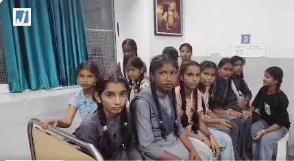 मध्य प्रदेश: इंदौर में भोजन करने के बाद 30 से अधिक स्कूली बच्चे पड़े बीमार मध्य प्रदेश: इंदौर में भोजन करने के बाद 30 से अधिक स्कूली बच्चे पड़े बीमार