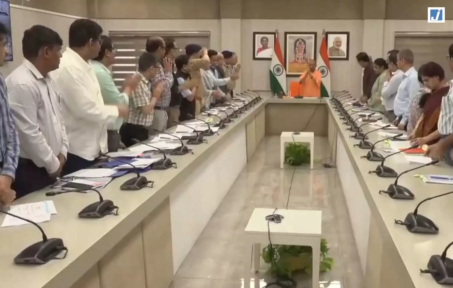 सीएम योगी आदित्यनाथ ने अधिकारियों के साथ की वीडियो कॉन्फ्रेंसिंग सीएम योगी आदित्यनाथ ने अधिकारियों के साथ की वीडियो कॉन्फ्रेंसिंग