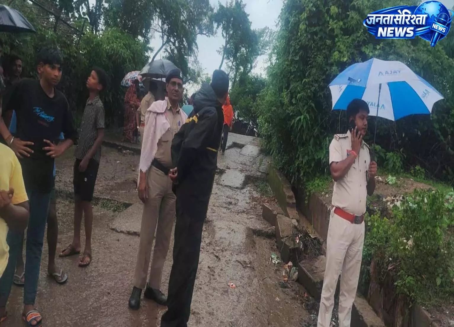 CG: नदी पार करते समय तीन बच्चे बहे, एक का शव मिला, दो की तलाश जारी CG: नदी पार करते समय तीन बच्चे बहे, एक का शव मिला, दो की तलाश जारी