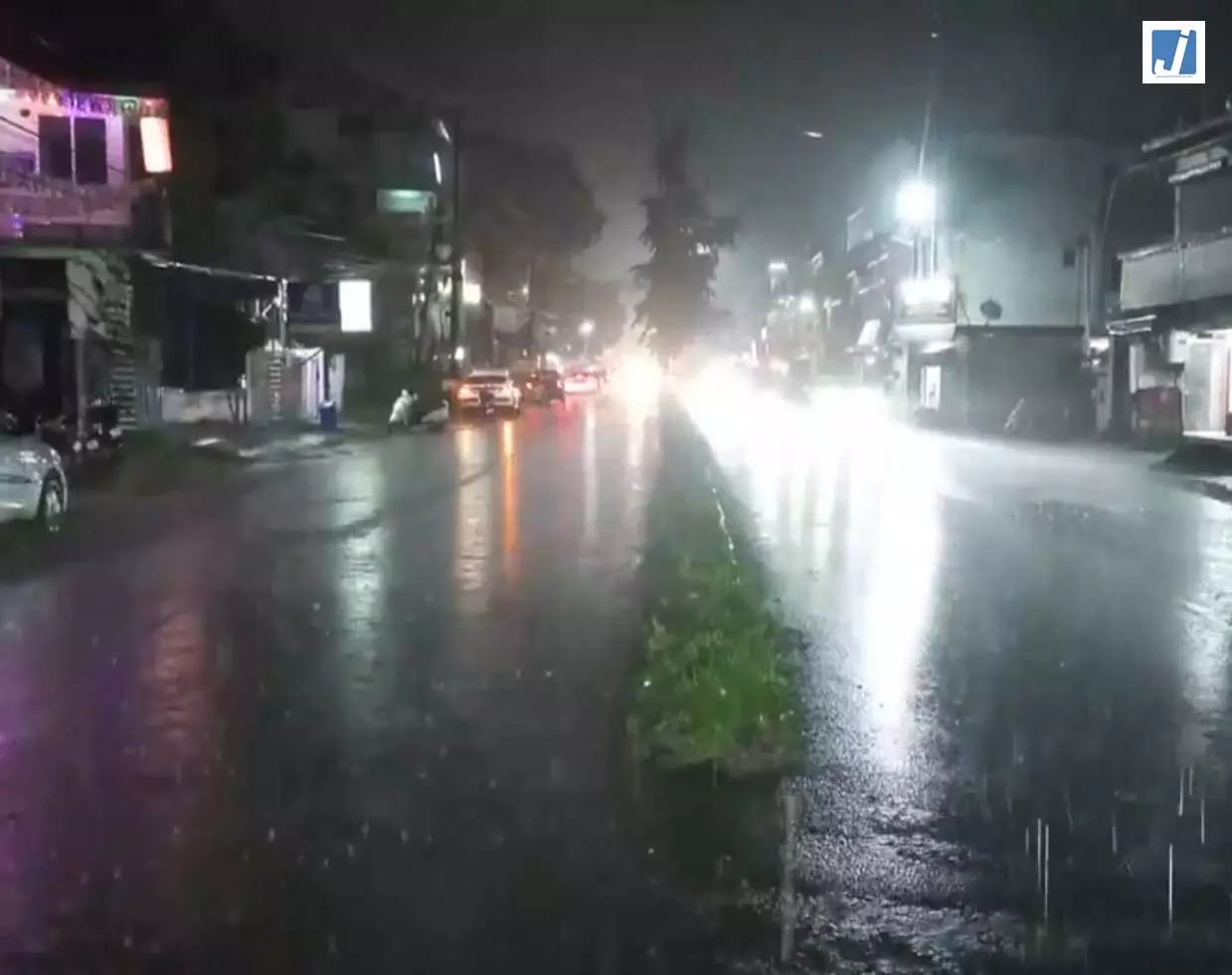 तेज बारिश से बदला मौसम का मिजाज, कई इलाकों में हुई भारी बारिश तेज बारिश से बदला मौसम का मिजाज, कई इलाकों में हुई भारी बारिश