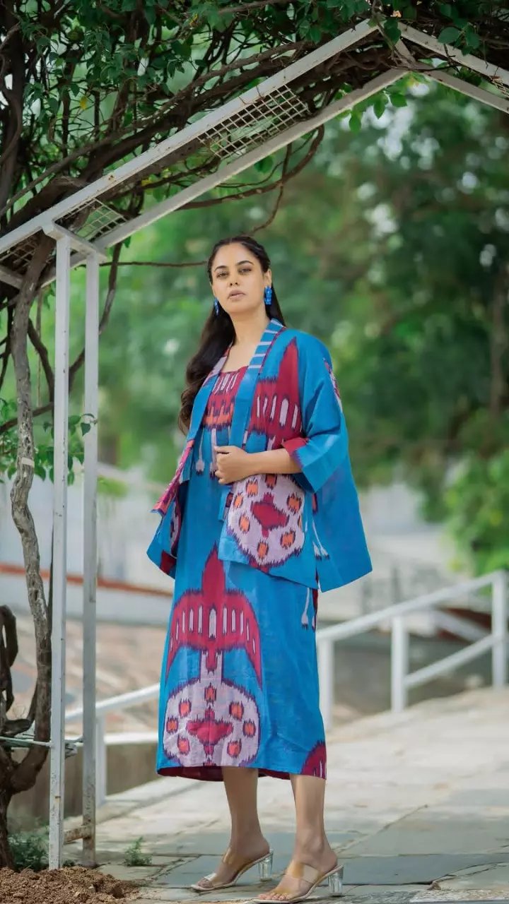 ब्लू आउटफिट में एक्ट्रेस का स्टाइलिश अंदाज ब्लू आउटफिट में एक्ट्रेस का स्टाइलिश अंदाज