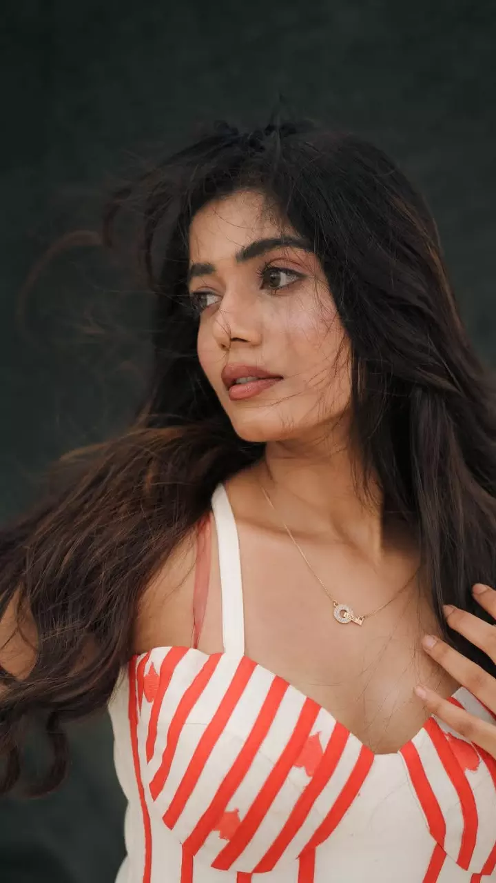 स्टाइलिश ड्रेस में एक्ट्रेस का क्यूट और एलिगेंट लुक स्टाइलिश ड्रेस में एक्ट्रेस का क्यूट और एलिगेंट लुक