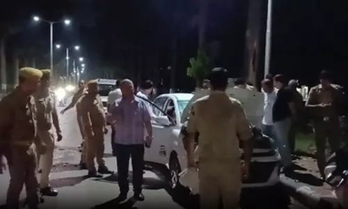 यूनिवर्सिटी कैंपस में शराब के नशे में धुत युवक-युवती का हंगामा, छात्रों ने पुलिस को सौंपा यूनिवर्सिटी कैंपस में शराब के नशे में धुत युवक-युवती का हंगामा, छात्रों ने पुलिस को सौंपा