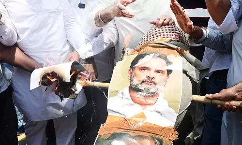 Delhi राहुल गांधी के घर के बाहर सिख नेताओं का प्रदर्शन Delhi राहुल गांधी के घर के बाहर सिख नेताओं का प्रदर्शन
