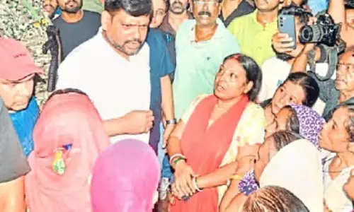 धनबाद के झरिया में जमीन धंसी, जोरदार आवाज से दहले लोग; एक दर्जन घरों में पड़ी दरार धनबाद के झरिया में जमीन धंसी, जोरदार आवाज से दहले लोग; एक दर्जन घरों में पड़ी दरार