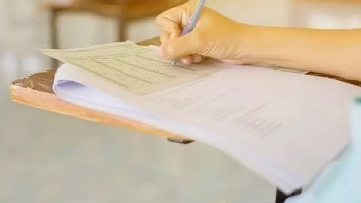 जेल से परीक्षा हॉल तक: माओवादी नेता राघवेंद्र ने डिग्री की परीक्षा दी जेल से परीक्षा हॉल तक: माओवादी नेता राघवेंद्र ने डिग्री की परीक्षा दी