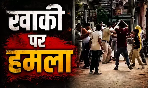 खाकी पर हमला: पुलिसकर्मियों पर मिर्च पाउडर और डंडों से किया वार, LIVE वीडियो सामने आया