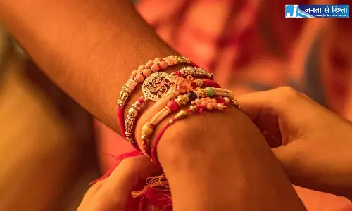 Andhra: वनकर्मी मैंग्रोव संरक्षण के बारे में जागरूकता फैलाने के लिए बीज वाली राखियों को बढ़ावा दे रहे Andhra: वनकर्मी मैंग्रोव संरक्षण के बारे में जागरूकता फैलाने के लिए बीज वाली राखियों को बढ़ावा दे रहे