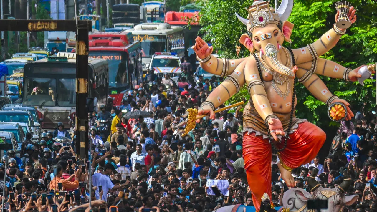 मुंबई में जुलूस के दौरान गणपति की मूर्ति गिरी, 2 की मौत मुंबई में जुलूस के दौरान गणपति की मूर्ति गिरी, 2 की मौत