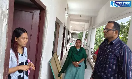 Andhra और नॉर्थ-ईस्ट के छात्रों के बीच झड़प के बाद काकीनाडा के कलेक्टर ने नर्सिंग हॉस्टल का दौरा किया Andhra और नॉर्थ-ईस्ट के छात्रों के बीच झड़प के बाद काकीनाडा के कलेक्टर ने नर्सिंग हॉस्टल का दौरा किया