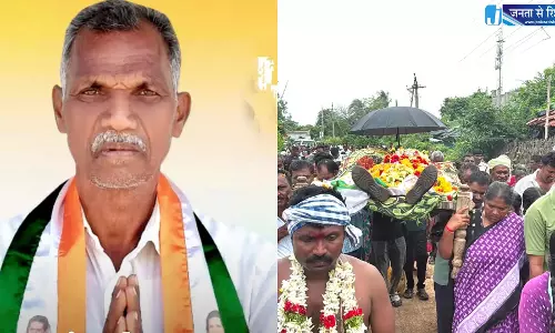 Telangana: सीथक्का ओटाई सरपंच के अंतिम संस्कार में शामिल हुए Telangana: सीथक्का ओटाई सरपंच के अंतिम संस्कार में शामिल हुए