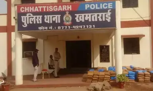 भनपुरी इलाके में धर्मांतरण का मामला, खमतराई थाना परिसर में दो पक्षों का प्रदर्शन भनपुरी इलाके में धर्मांतरण का मामला, खमतराई थाना परिसर में दो पक्षों का प्रदर्शन