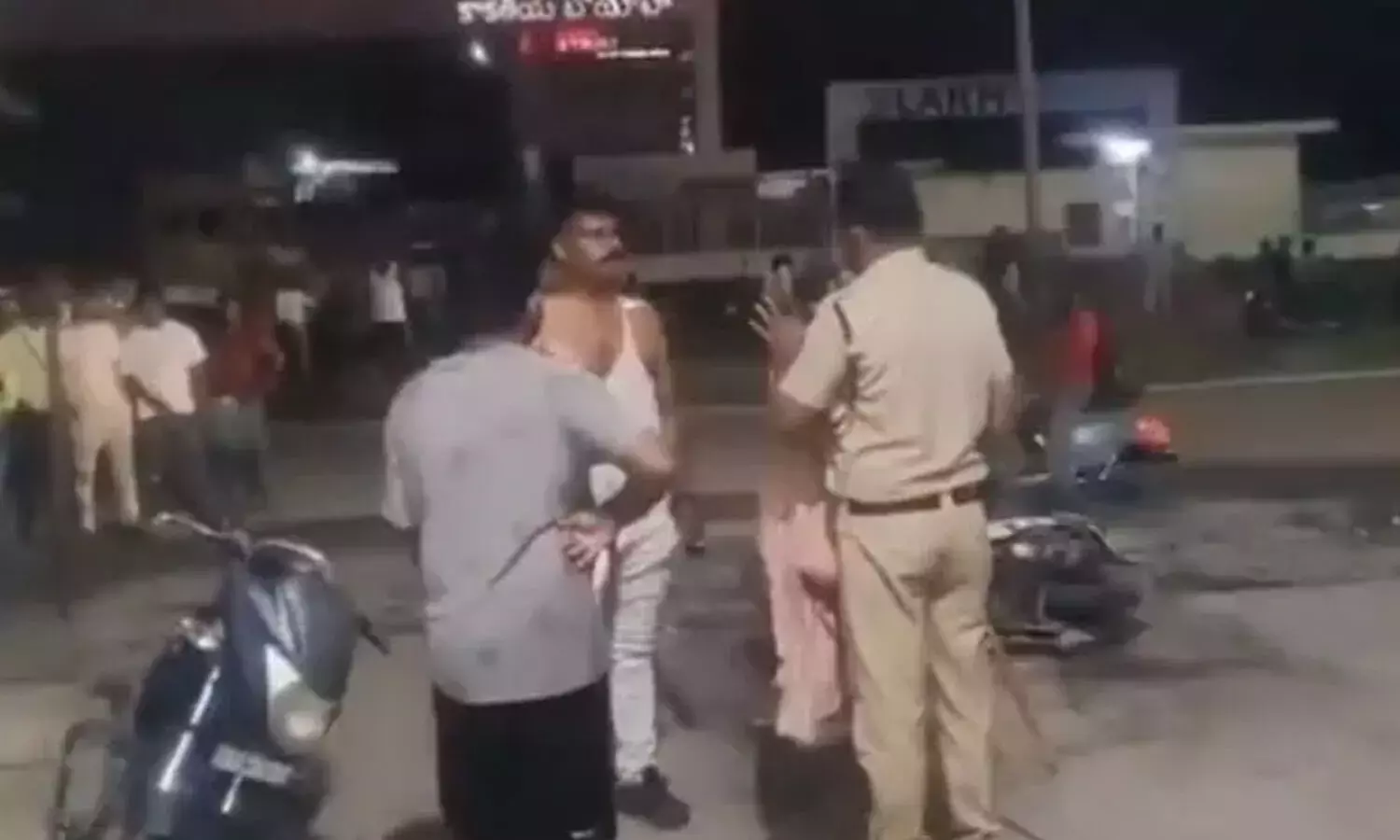 हंगामा करने पर नशे में धुत कॉन्स्टेबल की पिटाई हंगामा करने पर नशे में धुत कॉन्स्टेबल की पिटाई