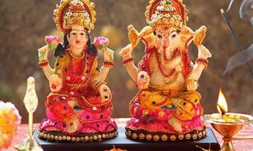 धन की देवी लक्ष्मी ने गणेश को क्यों लिया गोद पढ़ें इस कथा का महत्व