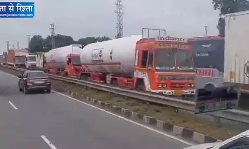 Telangana: ट्रक डिवाइडर से टकराया, जिससे कोथुर पालमकुला राजमार्ग पर यातायात जाम हो गया Telangana: ट्रक डिवाइडर से टकराया, जिससे कोथुर पालमकुला राजमार्ग पर यातायात जाम हो गया