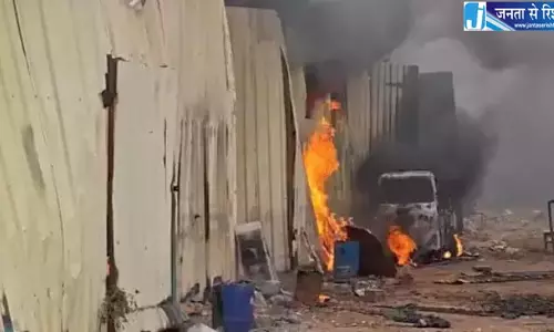 Hyderabad: गुडीमलकापुर में फर्नीचर गोदाम में लगी भीषण आग Hyderabad: गुडीमलकापुर में फर्नीचर गोदाम में लगी भीषण आग