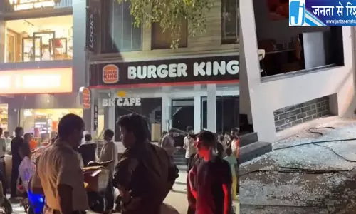 गुरुग्राम में बर्गर किंग रेस्टोरेंट के एसी का कंप्रेसर फटा, धमाके से चकनाचूर हुए शीशे गुरुग्राम में बर्गर किंग रेस्टोरेंट के एसी का कंप्रेसर फटा, धमाके से चकनाचूर हुए शीशे