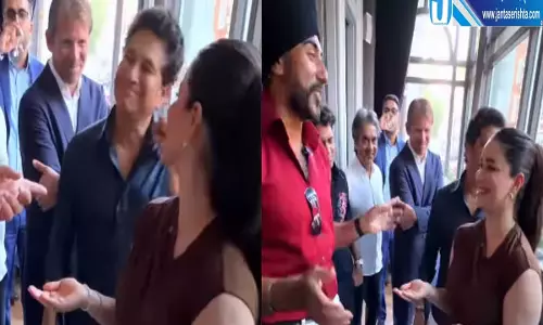 जादूगर के कार्ड ट्रिक से हैरान हुए सचिन और सारा तेंदुलकर वीडियो वायरल