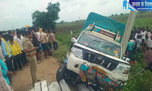 यादगीर में बोलेरो बिजली के खंभे से टकराई, तीन मजदूरों की मौत, आठ गंभीर घायल