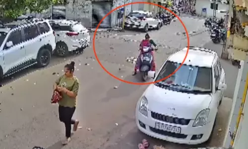 जरा सी चूक फिर हादसा...एक्टिवा लेकर दुकान के शटर में जा घुसी महिला, LIVE मंजर जरा सी चूक फिर हादसा...एक्टिवा लेकर दुकान के शटर में जा घुसी महिला, LIVE मंजर