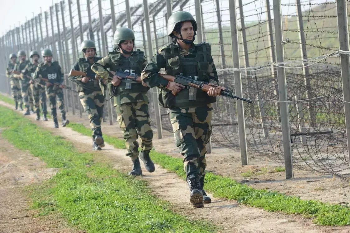 Karnataka: पश्चिम बंगाल में हिरासत में लिए गए 21 बांग्लादेशियों को BSF को सौंपा जाएगा