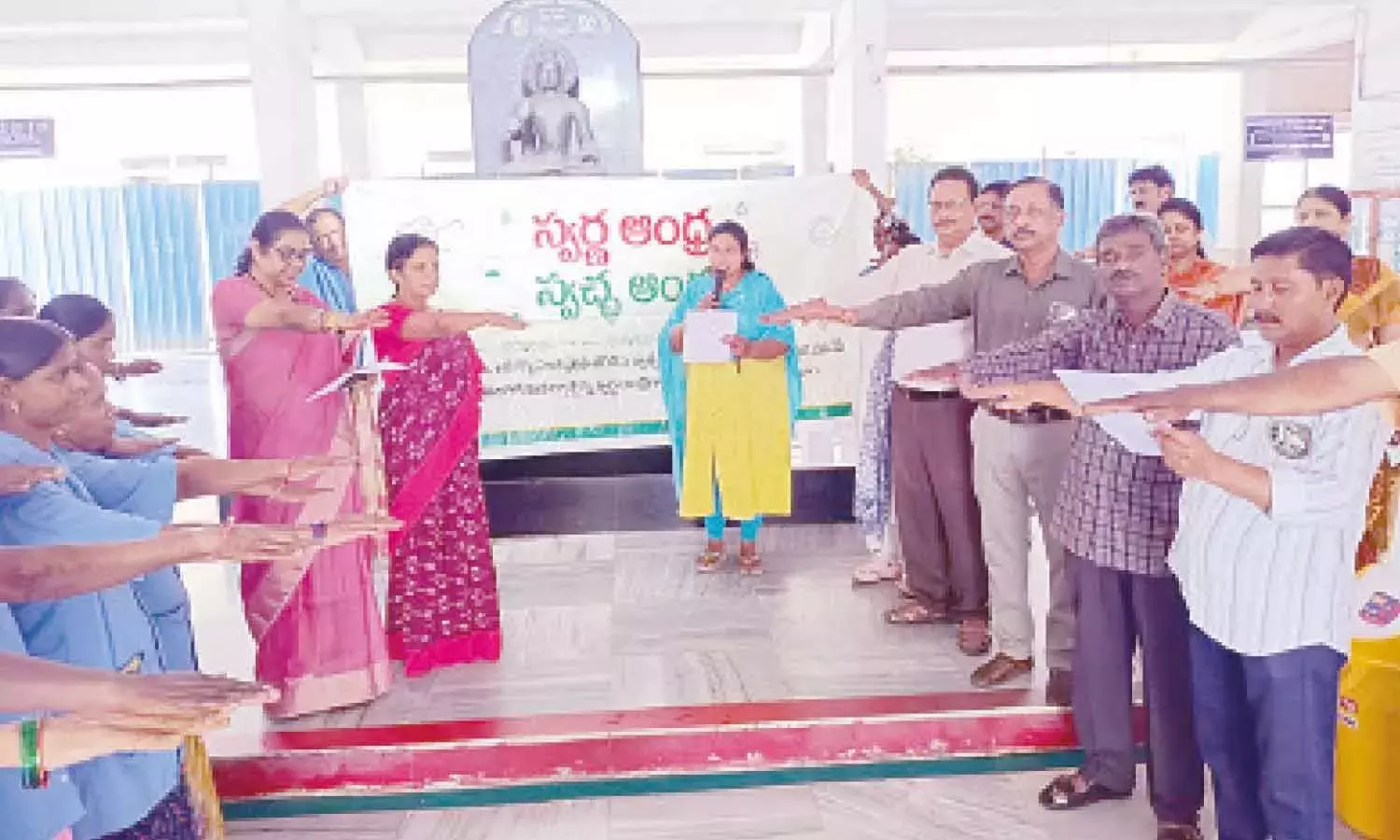 Andhra: छात्रों और स्टाफ़ ने सफ़ाई अभियान चलाया