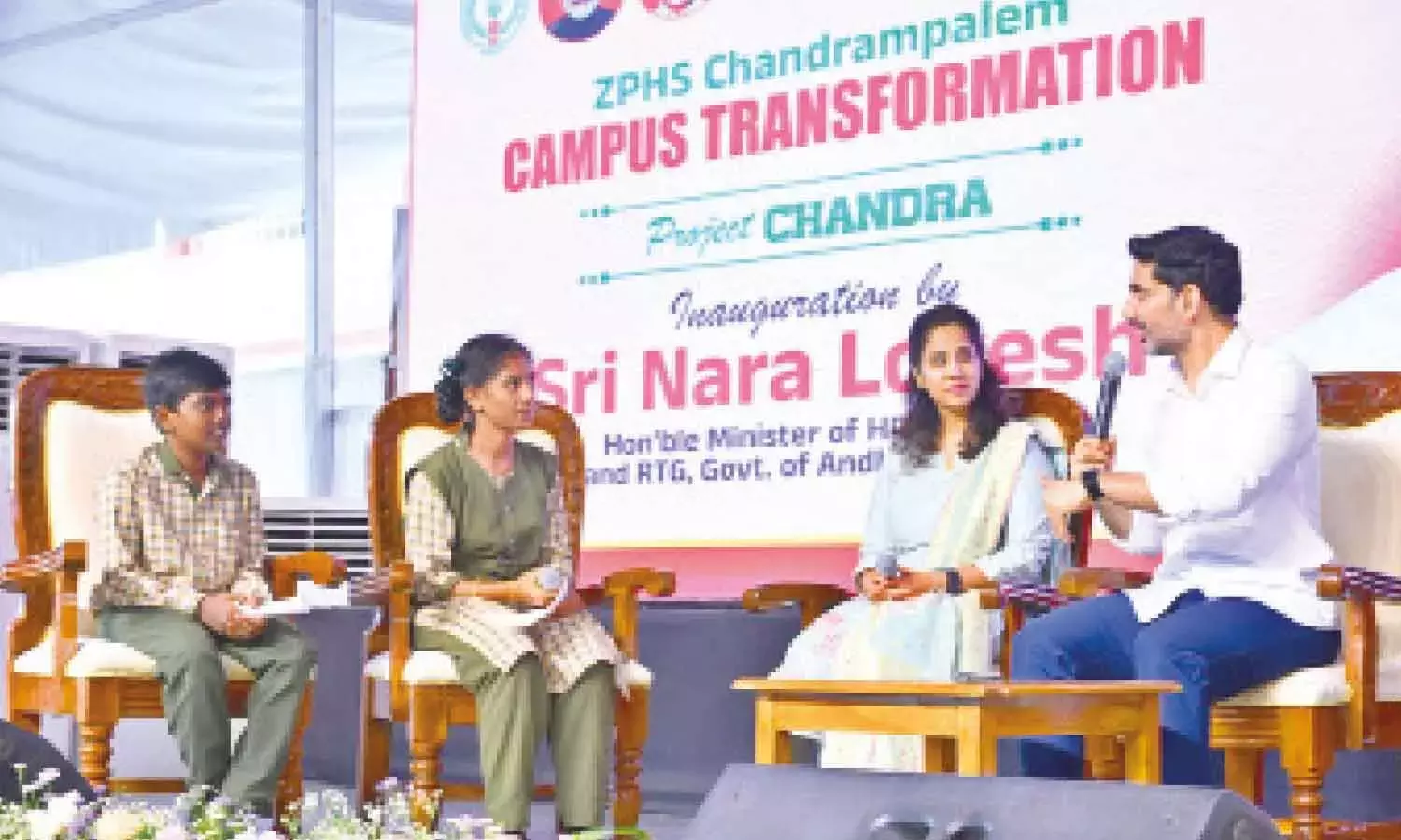 Andhra: लोकेश सवालों के ईमानदार जवाब देकर छात्रों को हैरान कर देते हैं Andhra: लोकेश सवालों के ईमानदार जवाब देकर छात्रों को हैरान कर देते हैं