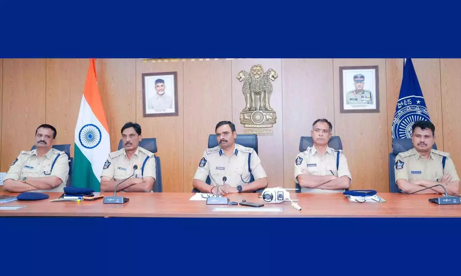 Andhra: पुलिस ने व्यवसायों के लिए बहु-स्तरीय सुरक्षा अभियान शुरू किया Andhra: पुलिस ने व्यवसायों के लिए बहु-स्तरीय सुरक्षा अभियान शुरू किया