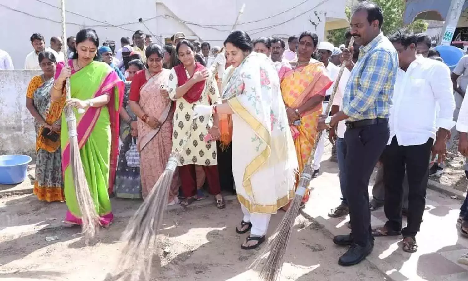 बुचिरेड्डीपालेम में 16 करोड़ रुपये के सड़क निर्माण कार्य शुरू: विधायक वेमिरेड्डी प्रशांती रेड्डी बुचिरेड्डीपालेम में 16 करोड़ रुपये के सड़क निर्माण कार्य शुरू: विधायक वेमिरेड्डी प्रशांती रेड्डी