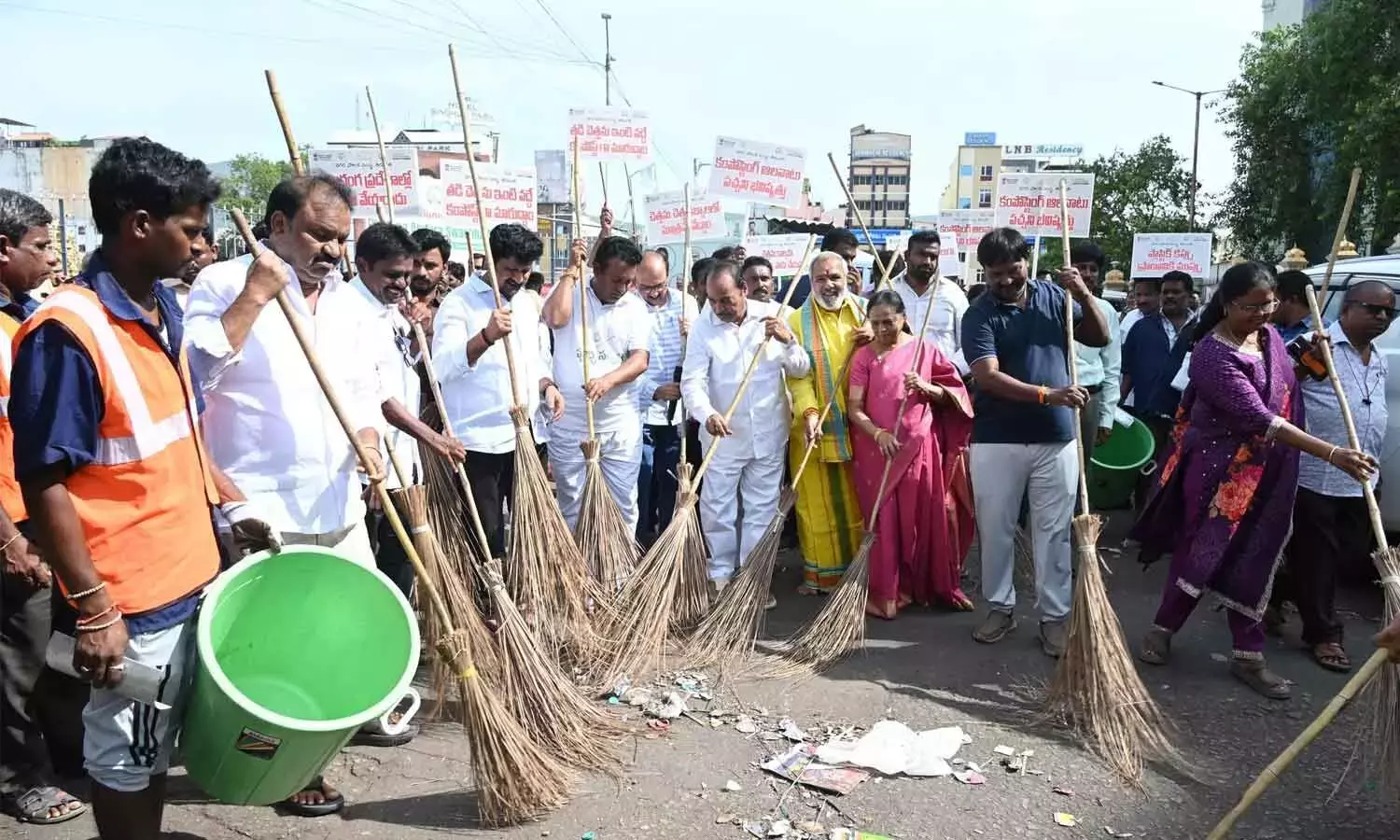 Andhra: तीर्थनगरी को स्वच्छ रखें, विधायक अरानी श्रीनिवासुलु कहते हैं Andhra: तीर्थनगरी को स्वच्छ रखें, विधायक अरानी श्रीनिवासुलु कहते हैं