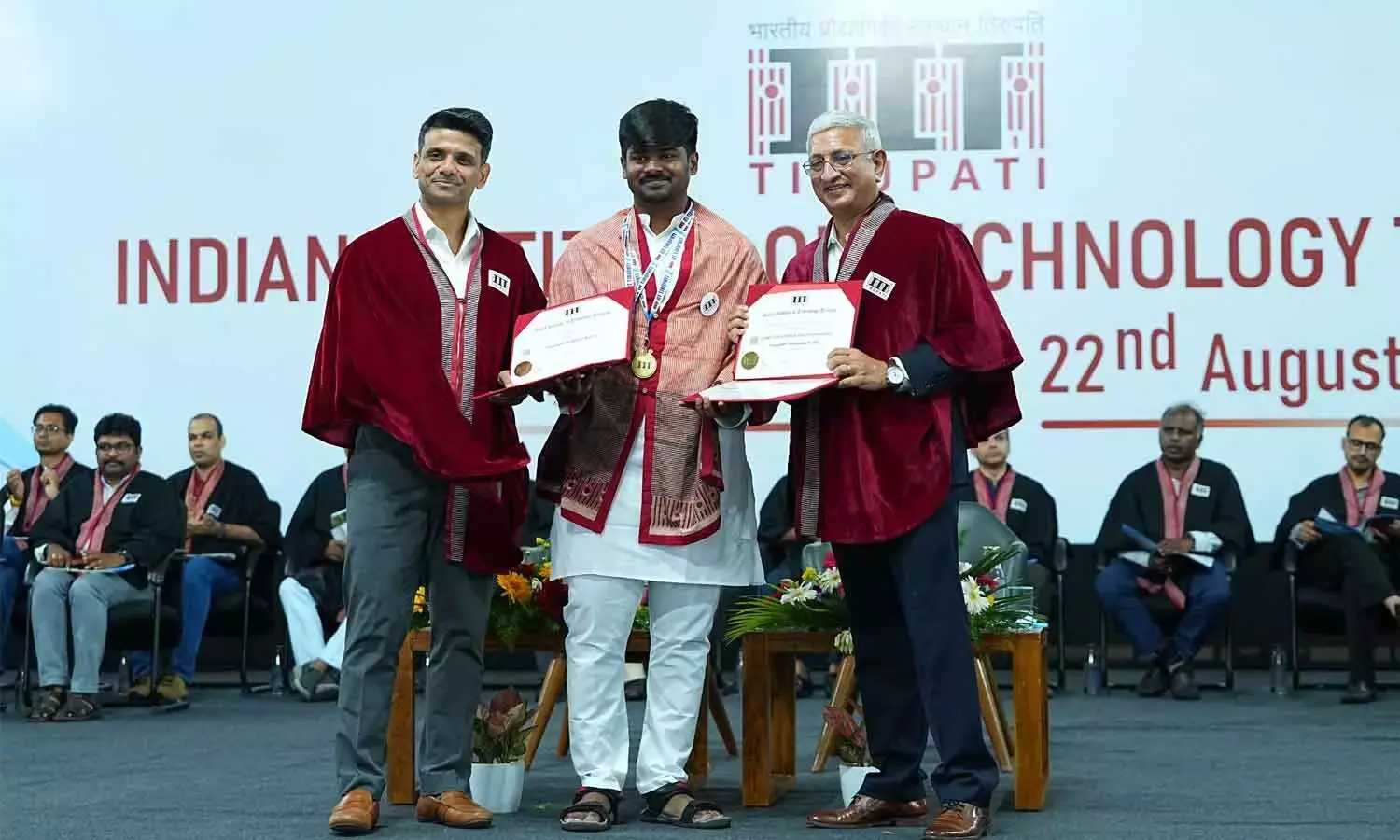 बदलाव को अपनाएं, हालात के अनुसार ढलना सीखें: शुभ्रांशु शुक्ला ने IIT ग्रेजुएट्स से कहा
