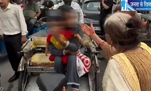 मुखानी चौराहे पर नशे में महिला का हंगामा, गोद में बच्चा लेकर सड़क पर करती रही तमाशा