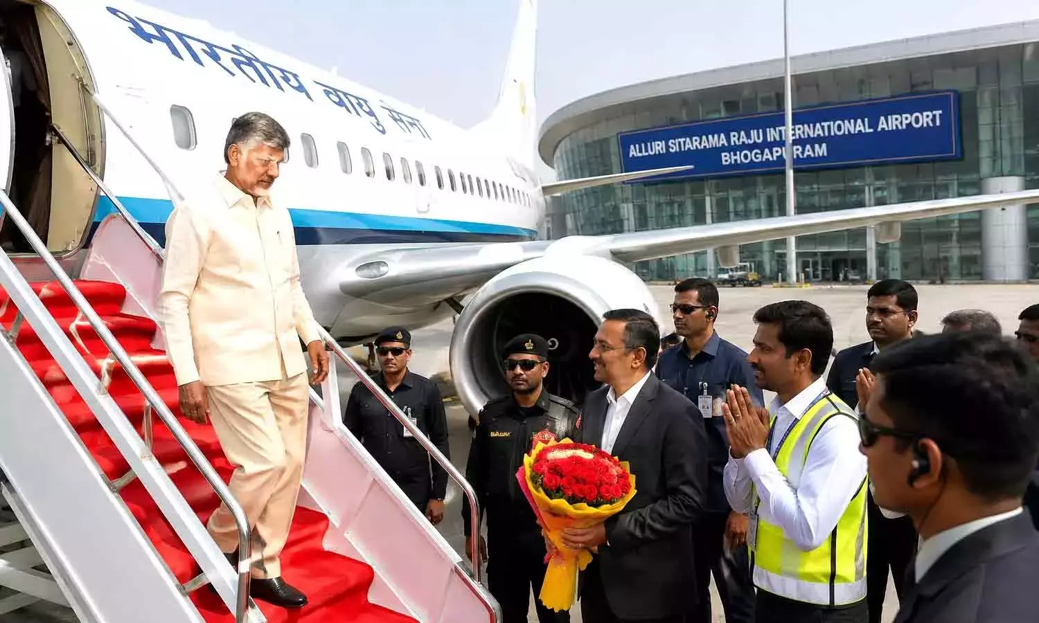 Andhra: आंध्र प्रदेश के मुख्यमंत्री चंद्रबाबू ने भोगपुरम एयरपोर्ट से अपनी पहली यात्रा की Andhra: आंध्र प्रदेश के मुख्यमंत्री चंद्रबाबू ने भोगपुरम एयरपोर्ट से अपनी पहली यात्रा की
