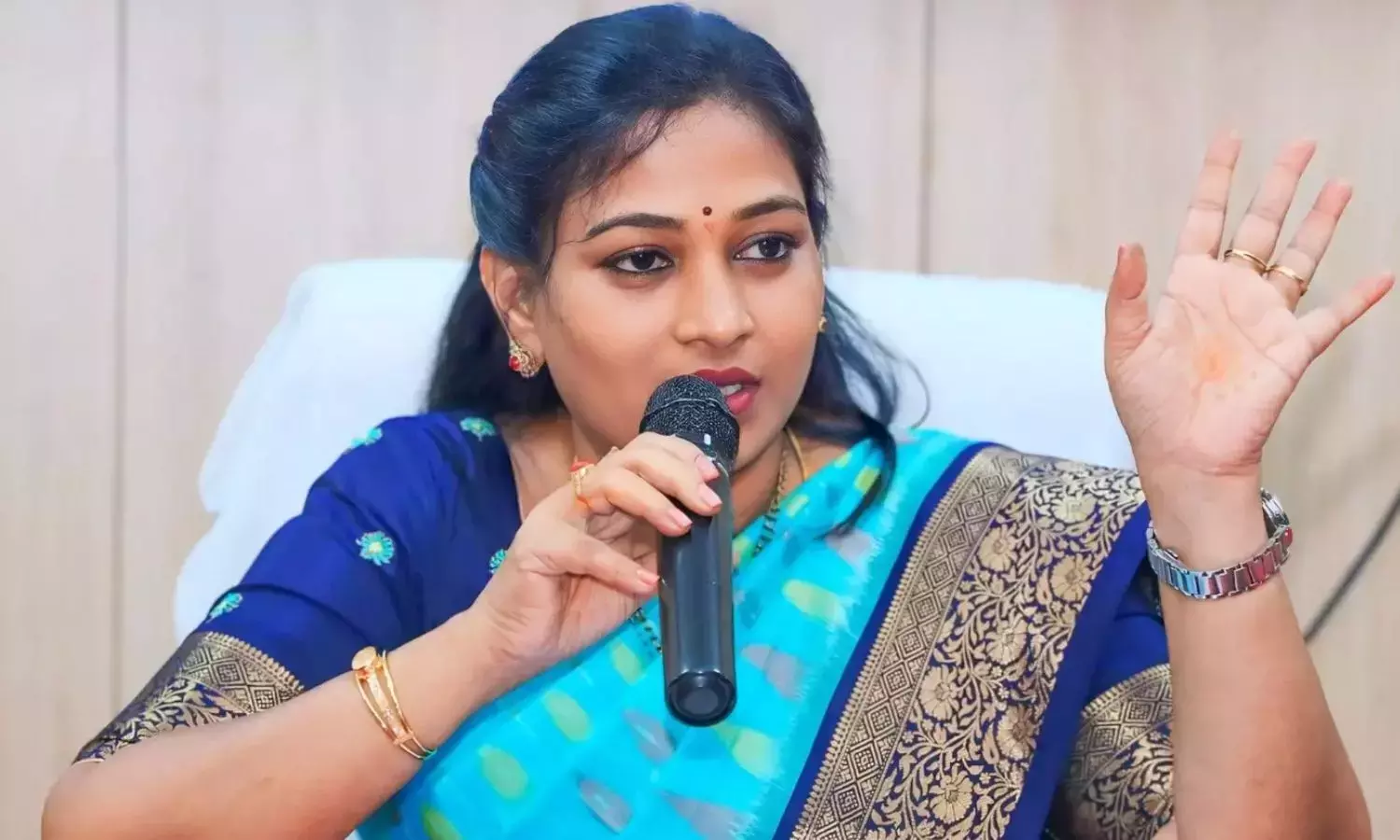 Andhra की गृह मंत्री अनीता ने राज्य में बारिश के अलर्ट के बीच सतर्कता बरतने को कहा है Andhra की गृह मंत्री अनीता ने राज्य में बारिश के अलर्ट के बीच सतर्कता बरतने को कहा है