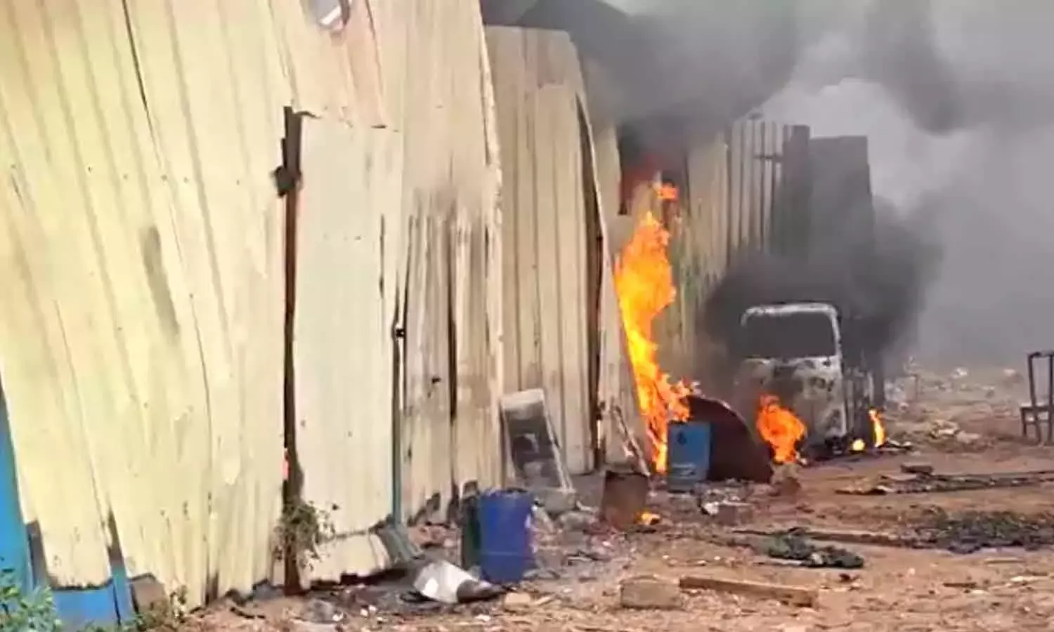 Telangana: गुडीमलकापुर में एक और गोदाम में आग लगी, संपत्ति को नुकसान पहुंचा Telangana: गुडीमलकापुर में एक और गोदाम में आग लगी, संपत्ति को नुकसान पहुंचा