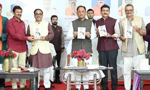 मुख्यमंत्री ने युवा साहित्यकार करुणा सागर पण्डा के उपन्यास ‘कोहरा’ का किया विमोचन