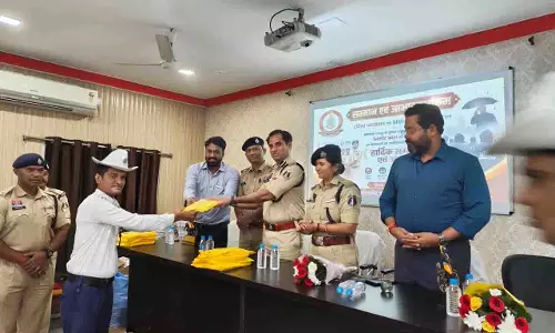 रायपुर में यातायात पुलिस जवानों को मिले रेनकोट