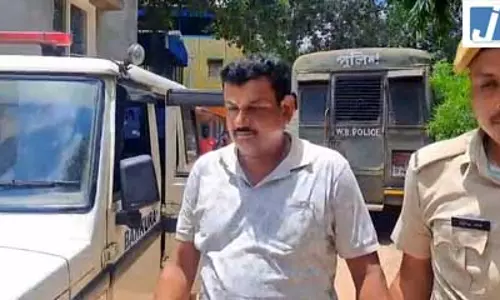 बांकुरा में जबरन वसूली और मारपीट के आरोप में तृणमूल नेता गिरफ्तार बांकुरा में जबरन वसूली और मारपीट के आरोप में तृणमूल नेता गिरफ्तार