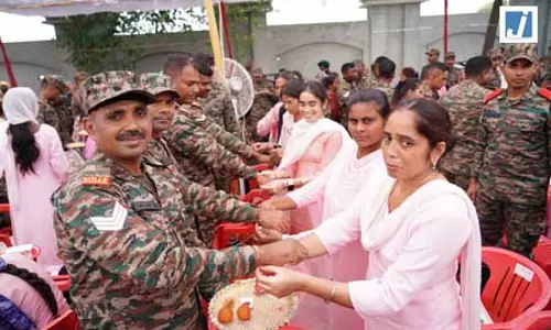 पंजाब की महिलाओं ने सशस्त्र बलों के लिए 1,100 खास राखियां तैयार कीं पंजाब की महिलाओं ने सशस्त्र बलों के लिए 1,100 खास राखियां तैयार कीं