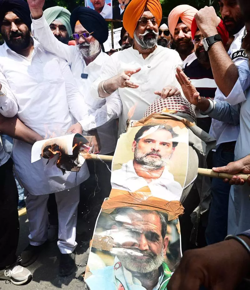 Delhi राहुल गांधी के घर के बाहर सिख नेताओं का प्रदर्शन Delhi राहुल गांधी के घर के बाहर सिख नेताओं का प्रदर्शन
