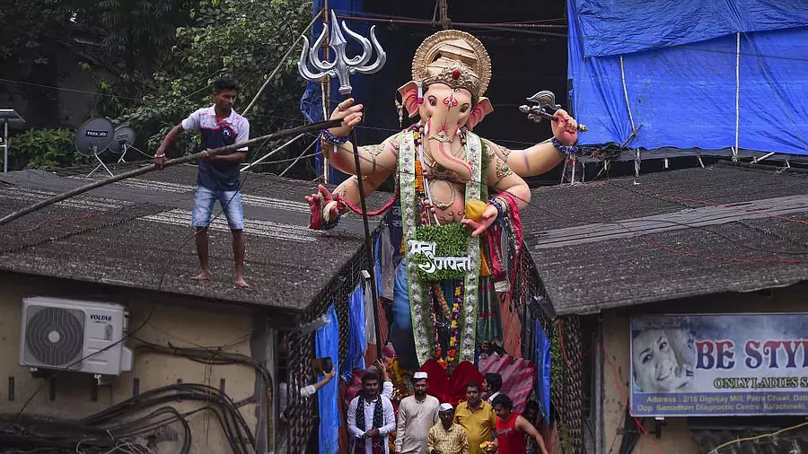 मुंबई के भूलेश्वर में 22 फीट ऊंची गणेश प्रतिमा गिरी, दो की मौत पांच घायल मुंबई के भूलेश्वर में 22 फीट ऊंची गणेश प्रतिमा गिरी, दो की मौत पांच घायल