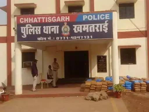 भनपुरी इलाके में धर्मांतरण का मामला, खमतराई थाना परिसर में दो पक्षों का प्रदर्शन भनपुरी इलाके में धर्मांतरण का मामला, खमतराई थाना परिसर में दो पक्षों का प्रदर्शन