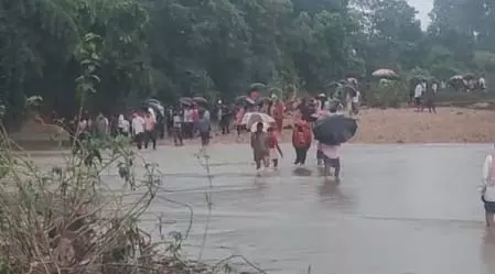 स्कूल से छुट्टी के बाद घर लौट रहे तीन मासूम घोंघा नदी में बहे, शव बरामद किए गए स्कूल से छुट्टी के बाद घर लौट रहे तीन मासूम घोंघा नदी में बहे, शव बरामद किए गए