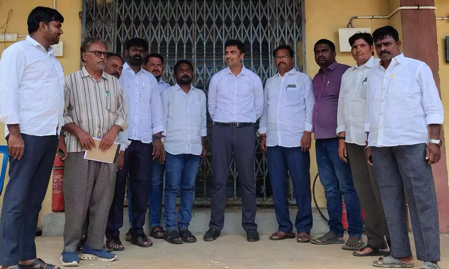 Andhra: कलेक्टर ने धर्मावरम ईवीएम गोदाम पर 24/7 निगरानी का आदेश दिया Andhra: कलेक्टर ने धर्मावरम ईवीएम गोदाम पर 24/7 निगरानी का आदेश दिया