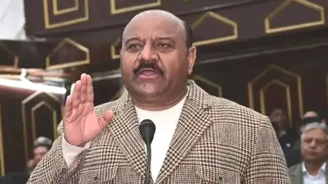 गांधीनगर अस्पताल में सुविधाओं की कमी पर डिप्टी सीएम का निरीक्षण गांधीनगर अस्पताल में सुविधाओं की कमी पर डिप्टी सीएम का निरीक्षण