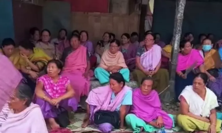 Manipur: ढाबे पर बदमाशों की फायरिंग के बाद सड़कों पर उतरे स्थानीय लोग Manipur: ढाबे पर बदमाशों की फायरिंग के बाद सड़कों पर उतरे स्थानीय लोग