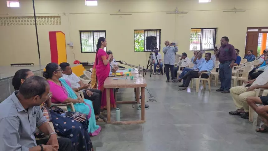 कोरेगाव एक्शन: गड्ढों और अवैध प्रोजेक्ट्स पर भड़की ग्राम सभा, की मांग कोरेगाव एक्शन: गड्ढों और अवैध प्रोजेक्ट्स पर भड़की ग्राम सभा, की मांग